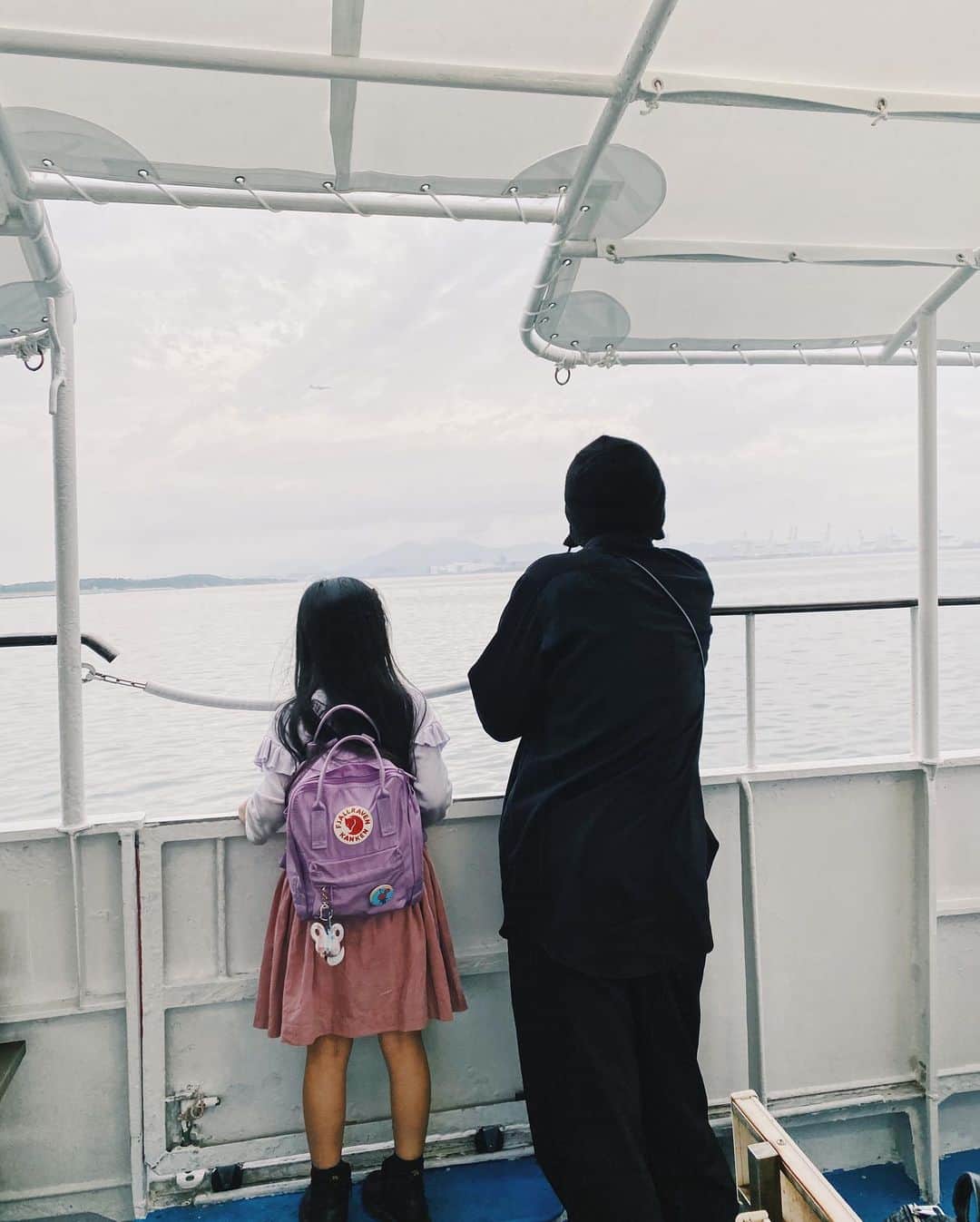 ベビちぃ。さんのインスタグラム写真 - (ベビちぃ。Instagram)「週末は、ママのお仕事で家族みんなで福岡に行ってきたよ✈️ ママがお仕事してる間に、パパと @saki_nakashima ちゃんとたくさん遊んだよ！ 1日目は海の中道海浜公園というところに船で行きました🛳 2日目は、かしいかえんというシルバニアファミリーがいる遊園地に🎡🐰 はじめてのジェットコースターが楽しくて、何回も乗っちゃった！ さきちゃん、たくさん遊んでくれてありがとう❤️ #福岡 #福岡旅行 #福岡子連れスポット #海の中道海浜公園 #かしいかえん」11月9日 10時18分 - babychi_official