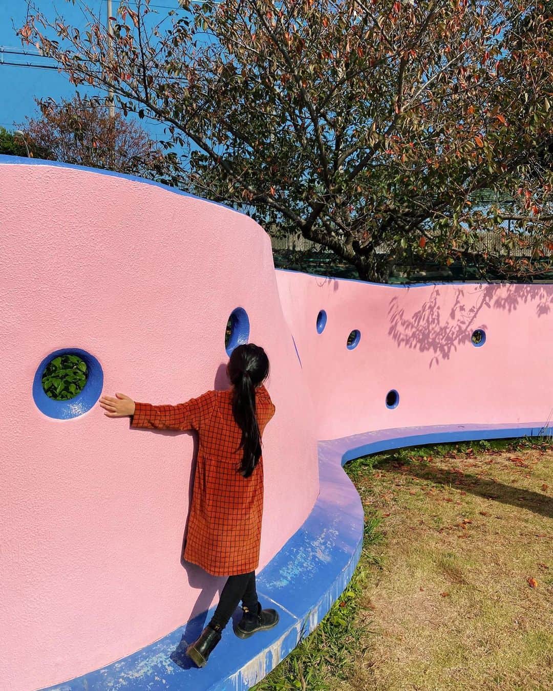 ベビちぃ。さんのインスタグラム写真 - (ベビちぃ。Instagram)「週末は、ママのお仕事で家族みんなで福岡に行ってきたよ✈️ ママがお仕事してる間に、パパと @saki_nakashima ちゃんとたくさん遊んだよ！ 1日目は海の中道海浜公園というところに船で行きました🛳 2日目は、かしいかえんというシルバニアファミリーがいる遊園地に🎡🐰 はじめてのジェットコースターが楽しくて、何回も乗っちゃった！ さきちゃん、たくさん遊んでくれてありがとう❤️ #福岡 #福岡旅行 #福岡子連れスポット #海の中道海浜公園 #かしいかえん」11月9日 10時18分 - babychi_official