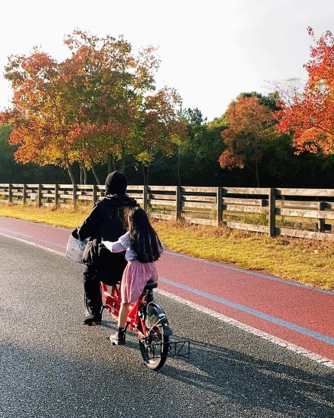 ベビちぃ。のインスタグラム：「週末は、ママのお仕事で家族みんなで福岡に行ってきたよ✈️ ママがお仕事してる間に、パパと @saki_nakashima ちゃんとたくさん遊んだよ！ 1日目は海の中道海浜公園というところに船で行きました🛳 2日目は、かしいかえんというシルバニアファミリーがいる遊園地に🎡🐰 はじめてのジェットコースターが楽しくて、何回も乗っちゃった！ さきちゃん、たくさん遊んでくれてありがとう❤️ #福岡 #福岡旅行 #福岡子連れスポット #海の中道海浜公園 #かしいかえん」