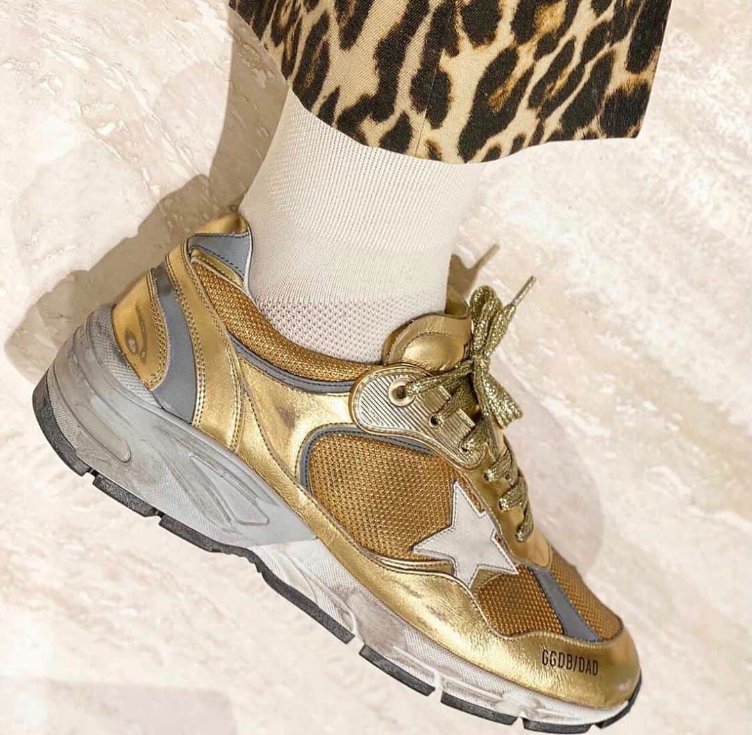 Nordstromさんのインスタグラム写真 - (NordstromInstagram)「Just Dropped: the @goldengoose Dad-Star sneaker, an ode to the shoes our dads rocked in the '80s and '90s, reimagined for today. These vintage-inspired kicks are available in both women's and men's— the only question is will you go for silver or gold? Shop now at the link in bio. #stayNspired」11月9日 10時17分 - nordstrom