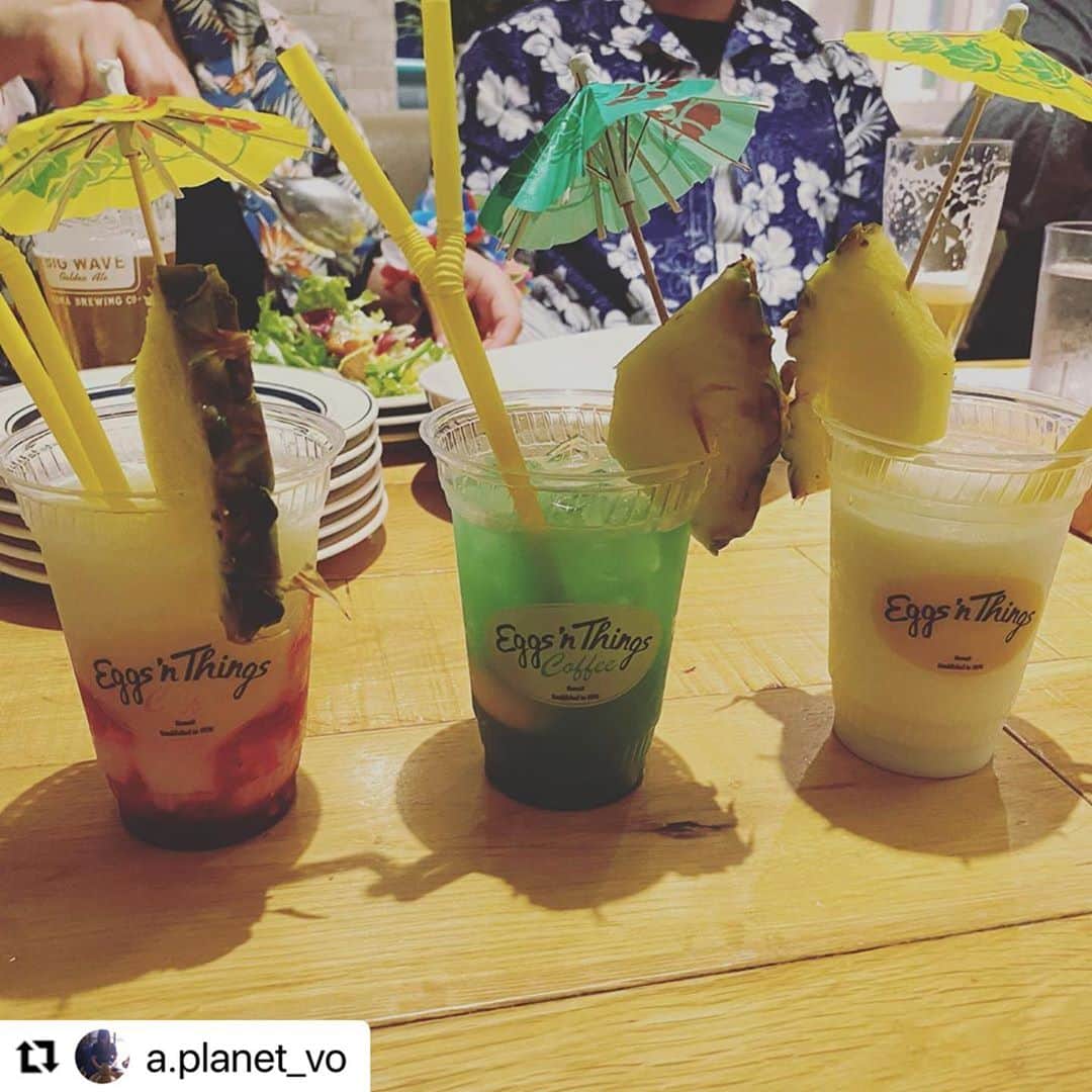 EGGS ’N THINGS JAPANのインスタグラム：「#Repost @a.planet_vo 様  ご来店いただきましてありがとうございます🙇‍♀️ フラダンス・ショーとドリンクも楽しんでいただき嬉しいです😊  また、「 #アロハでエッグスン 」で素敵なお写真をご投稿頂きましてありがとうございます☀️🌈  ぜひ、また機会がございましたらEggs 'n Thingsでお過ごしください😆🏝  ---------  Eggs'n Thingsお台場店のフライベントに行ってきました❤️アロハシャツ持参🤣 アロハで行くと可愛いドリンクがもらえます🤩 ぜーんぶぜーんぶ美味しかったし、フラも最高でしたー😍  #アロハでエッグスン #Eggs'n Things #パンケーキ #フラダンス」