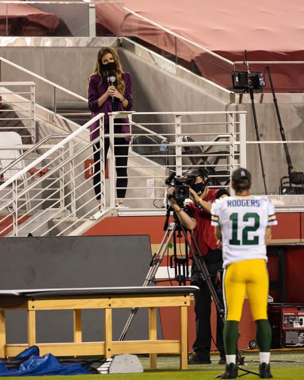 エリン・アンドリューズのインスタグラム：「Thanks @rkangphoto for this! Week 9 from about 30 feet away @packers @aaronrodgers12 @nflonfox」