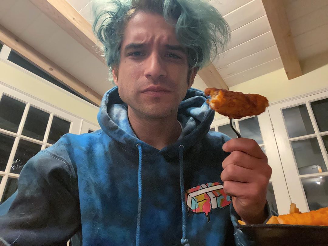 タイラー・ポジーのインスタグラム：「Dude. My homie brought me some @alshotchicken and FUCK YEAH! It’s so good. Fantastic comfort food especially during this cold weather. Los Angeles please go get some Als Hot Chicken. They got tenders, sandwiches and all the southern classic sides you could want. I promise this isn’t an ad. I just love food and love people and want you people to love this food as much as I do. Go hit it!」