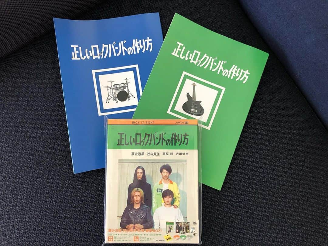 【公式】正しいロックバンドの作り方さんのインスタグラム写真 - (【公式】正しいロックバンドの作り方Instagram)「.  #正しいロックバンドの作り方 DVD & Blu-ray BOX 好評発売中🎸  皆さまのおかげで、 11/9付オリコン週間DVDランキング トップ10入り🎉 ありがとうございます‼️  #嬉しいなよす🤘  #正ロク #悲しみの向こう側 #キエチマエカナシミー⚡️ #藤井流星 #神山智洋 #栗原類  #吉田健悟」11月9日 10時33分 - tadashiirockntv