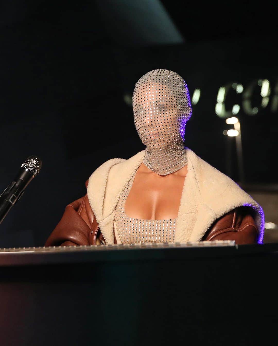 Just Jaredさんのインスタグラム写真 - (Just JaredInstagram)「@aliciakeys wears a bedazzled face covering while performing her new song “Love Looks Better” at the #MTVEMAs! #AliciaKeys Photos: Getty」11月9日 10時34分 - justjared
