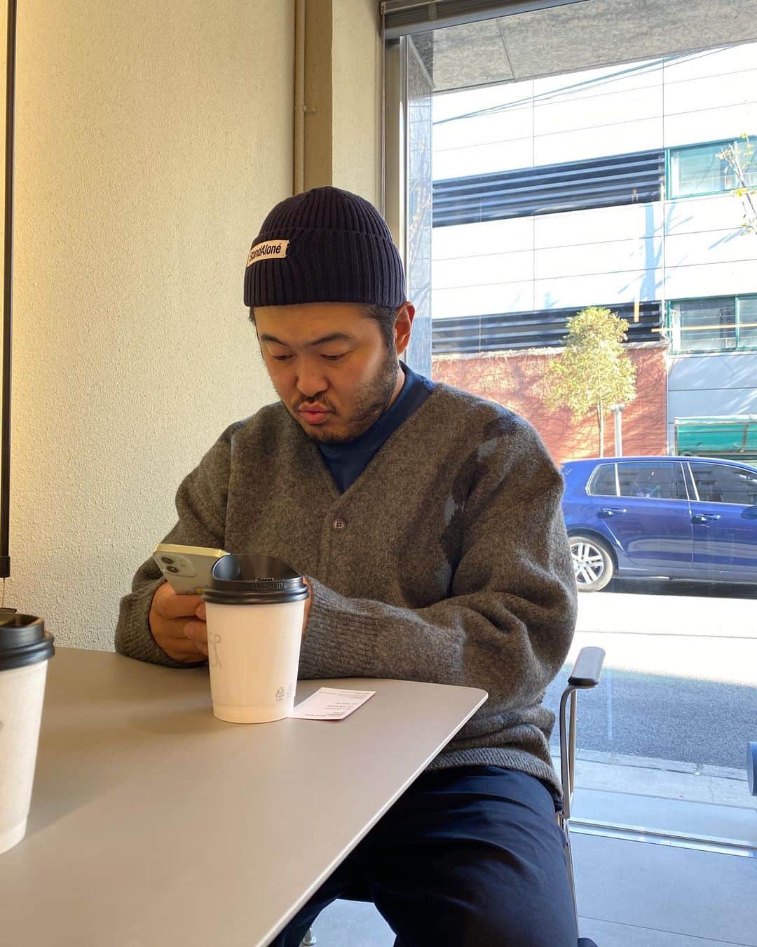 キム・ギバンのインスタグラム：「. 뜨아를 시키고 말았.. 아..졌다..자존심 상해.. 아침저녁으로 많이 추워졌네요~ 모두 감기조심이요^^ . #얼죽아 #희바리가뜨아를시키는바람에나도덩달아시킨거라고변명을해봅니다」