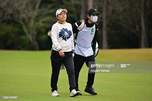 横峯さくらさんのインスタグラム写真 - (横峯さくらInstagram)「TOTOジャパンクラシックが終わりました⛳️今回無事にプレーできたのは協会や大会関係者の方々のお陰です。心から感謝申し上げます。  アメリカツアーでお腹が大きくてもプレーしている選手を何人も見て「こんな選択肢もあるんだ！」と私の中で新しい選択肢が芽生えました。  もしアメリカツアーでプレーせず、その光景を見ていなかったら子どもが欲しいから「引退」しようと考えていたと思います。 子どもかゴルフどちらかを選ばなくてはいけないそう思っていました。  アメリカツアーでプレーしていたある日。 朝ホテルでご飯を食べていると隣の席に選手、お父さん、子ども2人が来ました。みんなでご飯を食べて、そのあとツアーが用意してくれている託児所へ子どもを預け、選手とお父さん(キャディー)は試合へ行く。試合が終わったら託児所に迎えに行ってホテルに戻ってくる。  そんな日常と触れる機会がありました。 すごく幸せそうに厳しいアメリカツアーを戦っている姿に勇気をもらい、いつか私もそんな勇気を後輩の女子プロゴルファーに伝えられたら嬉しいなと思いました。  TOTOジャパンクラシックで一緒に回った若林舞衣子ちゃんも出産後復帰して大活躍しています✨ @maaaiko  そういう姿を選手たちが近くで見ることで、きっと人生の選択肢が増えていくのかなと思います。  きっと3年後、5年後もっと色々な選択肢があると思います。みんなそれぞれ幸せの形は違いますが、幸せに競技に取り組める選択肢が広がることでゴルフが人生の幸せにつながるようになると嬉しいなと思います😊  皆さんからの応援のメッセージすごく嬉しかったです🍀ありがとうございました😊  #女子ゴルフ #女子ゴルファー #女子プロゴルファー #lpga #lpgatour #女子ゴルフツアー #妊娠 #妊娠7ヶ月 #toto #totoジャパンクラシック #ゴルフ」11月9日 10時50分 - sakura_yokomine