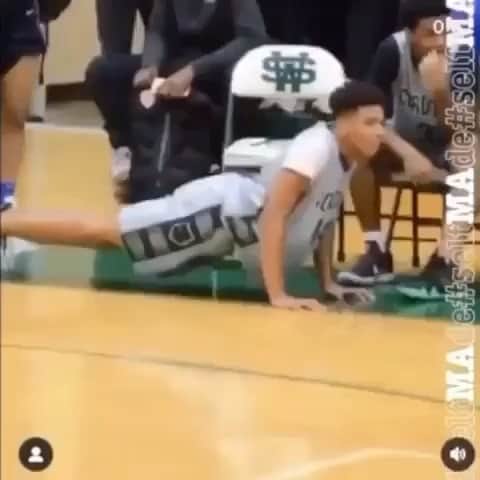 ファンクマスター・フレックスのインスタグラム：「@nlechoppamusic nice on that basketball court!」