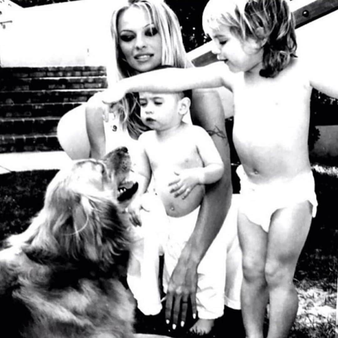 パメラ・アンダーソンのインスタグラム：「Stay close  to the ones you love  - in spirit  we are never far 🙏❤️」