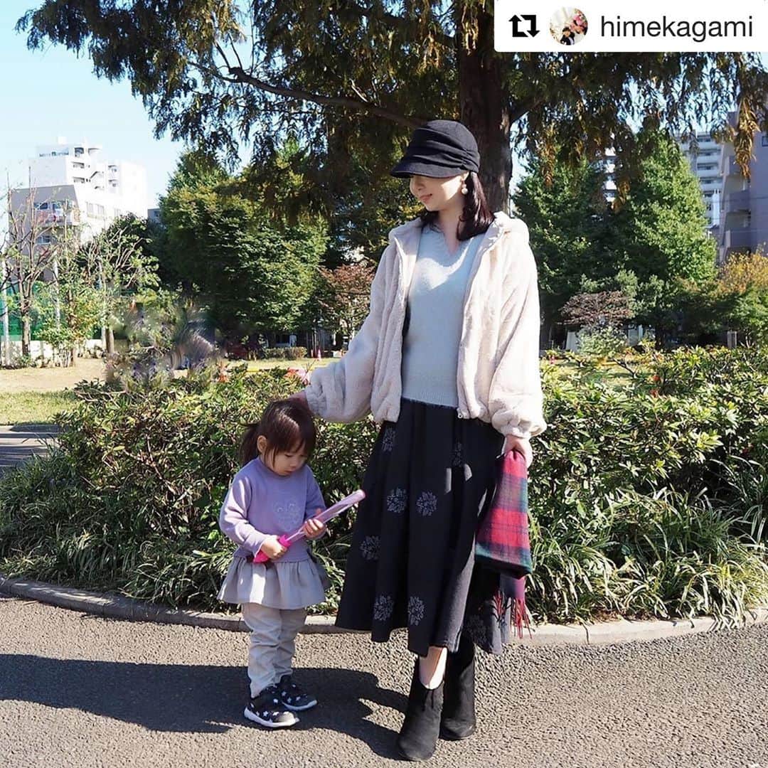 パシオスさんのインスタグラム写真 - (パシオスInstagram)「Repost @himekagami ・・・ 11月に入って、どんどん寒くなってきましたね。﻿ ﻿ お休みの日に「どこに行きたい？」と娘たちに聞くと﻿ やっぱり広くてアスレチックのある公園と。﻿ 走り回ったりする娘たちは上着も脱いじゃうくらいですが﻿ 見守っている私は、寒くてもこもこ・あったかコーデが必須になってきました。﻿ 泥だらけになった娘を抱っこしたり、一緒にアウトドアを楽しんだりすることが多いので、やっぱりパシオスのアイテムに頼っちゃう。﻿ ﻿ アウター含めて全身コーデしても1万円いかないプチプラアイテムが揃っているのでお財布に優しいんです。﻿ ﻿ ﻿ ＊コーディネートの様子はスワイプして見てみてくださいね。﻿﻿﻿﻿﻿﻿ ﻿ ﻿ @paseos_official ★コーデアイテム（品番）﻿﻿﻿﻿﻿﻿ ﻿ ・コート　4110673003﻿ ・ニット（グリーン）　4110258305﻿ ・ニット（ホワイト）　4110265602﻿ ・スカート　4353141643﻿ ・ショートブーツ　3152071585﻿ ・手袋　3360153121﻿ ﻿ ﻿ ﻿ #女の子ママ #ママコーデ #お洒落さんと繋がりたい #おしゃれさんと繋がりたい #プチプラコーデ #パシオス #pr #パシオスコーデ #パシオスコーデ部」11月9日 10時57分 - paseos_official