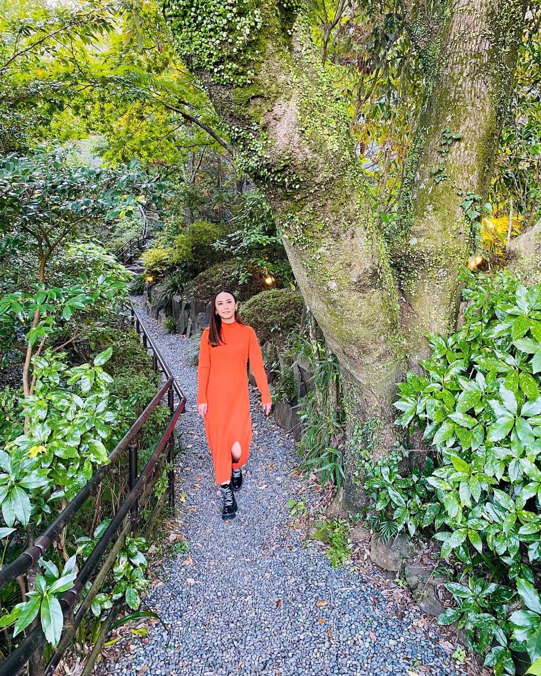 AILIさんのインスタグラム写真 - (AILIInstagram)「束の間のオフ！ 思い立って箱根へ🍁  うっすら紅葉の始まりの木々と 秋晴れの空とシャキッとした富士山。 誇らしい日本の姿😊  今年は大きく息を吸って吐いて心とカラダを解すことってなかなか出来ていなかったなぁと。少しだけでも日常から離れるだけで、ふっと気づけたりするものですね❤︎  そしてこんな時だからこそもっと自分の周囲に愛を持って生きていかないと。って、改めて思いました。  今不安で仕方がない人も沢山いると思います。居ても立っても居られない独りの時、ワタシは(ココは)いつでもオープンです😇  Nature itself is the best physician.  #Hakone #naturehealing #autumnleaves #mtfuji #箱根 #紅葉 #富士山」11月9日 10時58分 - ailimusic