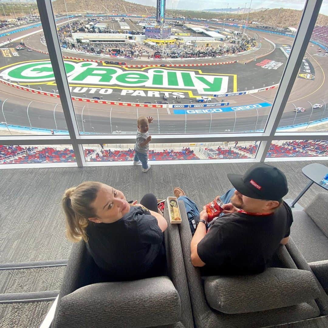 アラナ・ニコルズさんのインスタグラム写真 - (アラナ・ニコルズInstagram)「Had a fun weekend in Phoenix for the @nascar cup finals thanks to @teamtoyota!!!  . . Love you @roytuscany and love how much you geek out about car racing🤣🤓 and absolutely love that nascar brings me to see my sis @jovan505 and her hubby. Feeling real loved right now❤️ . . #teamtoyota #letsgoplaces #toyotaracing」11月9日 11時05分 - alanathejane