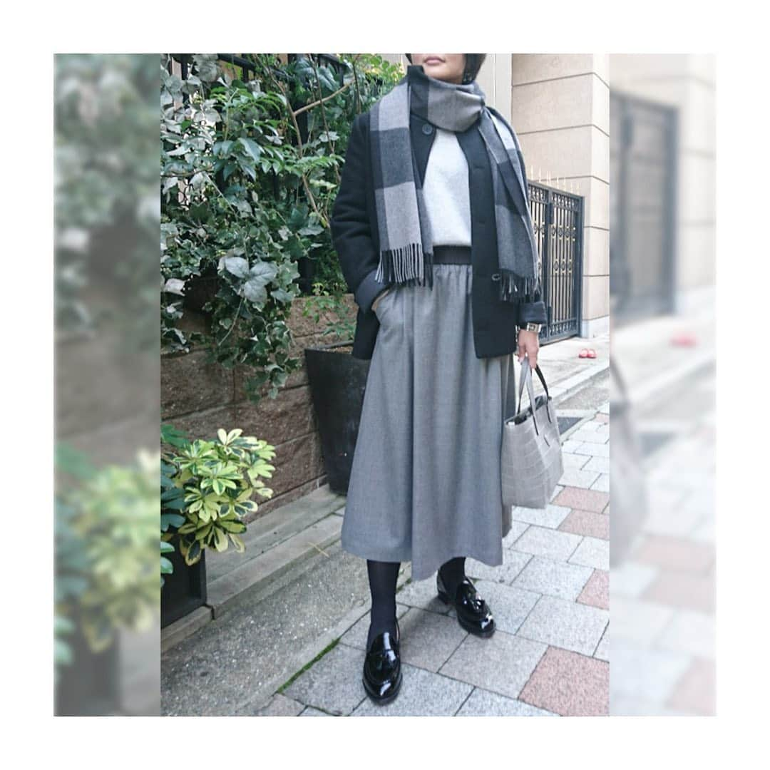 Felisi Japan 〔フェリージ〕さんのインスタグラム写真 - (Felisi Japan 〔フェリージ〕Instagram)「【Monotone Coordinate】 . モノトーンのシンプルなコーディネートが 洗練された雰囲気になるのは、 美しいシルエットと上質な素材だからこそ。 . チェック柄のストールと型押しレザーのバッグで ほんの少しの遊び心を加えた、 大人のモノトーンコーディネートです。 . . Stole：PIACENZA Price：¥35,200 . Outer：ASPESI Price：¥115,500 . Knit：ZANONE Price：¥40,700 . Skirt：INCOTEX Price：¥50,600 . Bag：Felisi Model No. 17/28/SA Price：¥71,500 . Shoes：CHEANEY Price：¥67,100 . . . #felisi #felisiselection #coordinate #monotone #bag #stole #aspesi #zanone #incotex #piacenza #fw20 #フェリージ #フェリージセレクション #モノトーンコーデ #モノトーン #バッグ #トートバッグ #ストール #ピアチェンツァ #アスペジ #ザノーネ #インコテックス」11月9日 11時20分 - felisi_japan