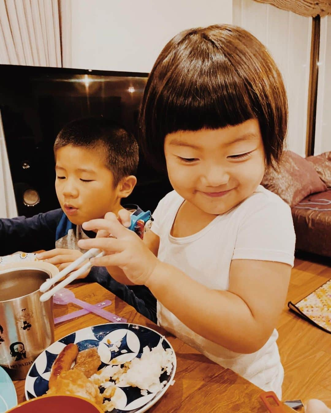 スザンヌさんのインスタグラム写真 - (スザンヌInstagram)「肉肉しいっ🥩🍖🥓🍗🥳﻿ 我が家のお祝い#お家ごはん　﻿ ﻿ 息子の運動会お疲れ様🎉と﻿ 久しぶりに会えたお友達の遅くなりましたお誕生日🎂と♡﻿ ﻿ #フジチク　さんのお肉や馬刺しを買ってきて﻿ #お家焼き肉パーティー ﻿ ﻿ 妹が作ってくれたワカモレもめちゃくちゃ舞茸も美味しかったなぁ🤤﻿ ﻿ 昨日はみんなのアイドル♡﻿ @gowasuchiyan お預かり♡﻿ ずっと元気で笑わせてくれてはぁ♡可愛すぎた🤤❤️﻿ 何回着替えさせるかなってくらい手が汚れたら服や頭でふくよ←♡﻿ ﻿ かわいさと美味しさで充電まんたんっ♡﻿ ﻿ 今日はわたしはお仕事で﻿ 息子はおやすみだから、﻿ 妹（おば）とデートするんだって💕﻿ （昨日約束してた♡かわぁ）﻿ ﻿ さぁ今日も持ち場持ち場で﻿ 頑張るぞ💪♡﻿ ﻿ ﻿ #youtube更新しました」11月9日 11時14分 - suzanneeee1028