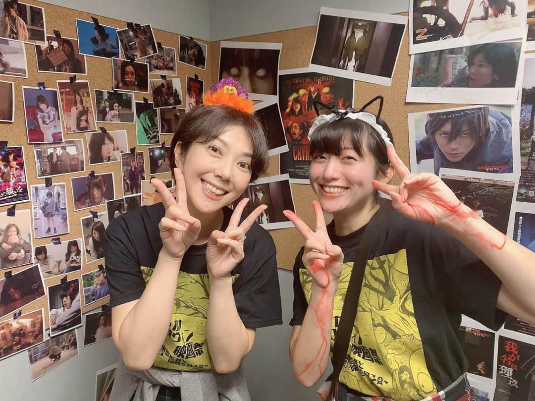 旭桃果さんのインスタグラム写真 - (旭桃果Instagram)「#追っかけハロウィン映画祭 #追っハロ映画祭  ありがとうございました。 追いつきたいな、 こんな人たちになりたいなって思える方々に囲まれて、 その世界観を味わえて幸せな2daysでした。  皆様の熱量と本気が それが当たり前な毎日がすげぇって思いました。  お写真は、 #呪怨  #呪怨シリーズ  で #伽耶子 役を演じられた #藤貴子さん！！  本当に素敵な方で、私もこうなりたいって思いました。  これからしばらくは #追っハロ映画祭  メモリーあげていきます！！」11月9日 11時16分 - momokasahi