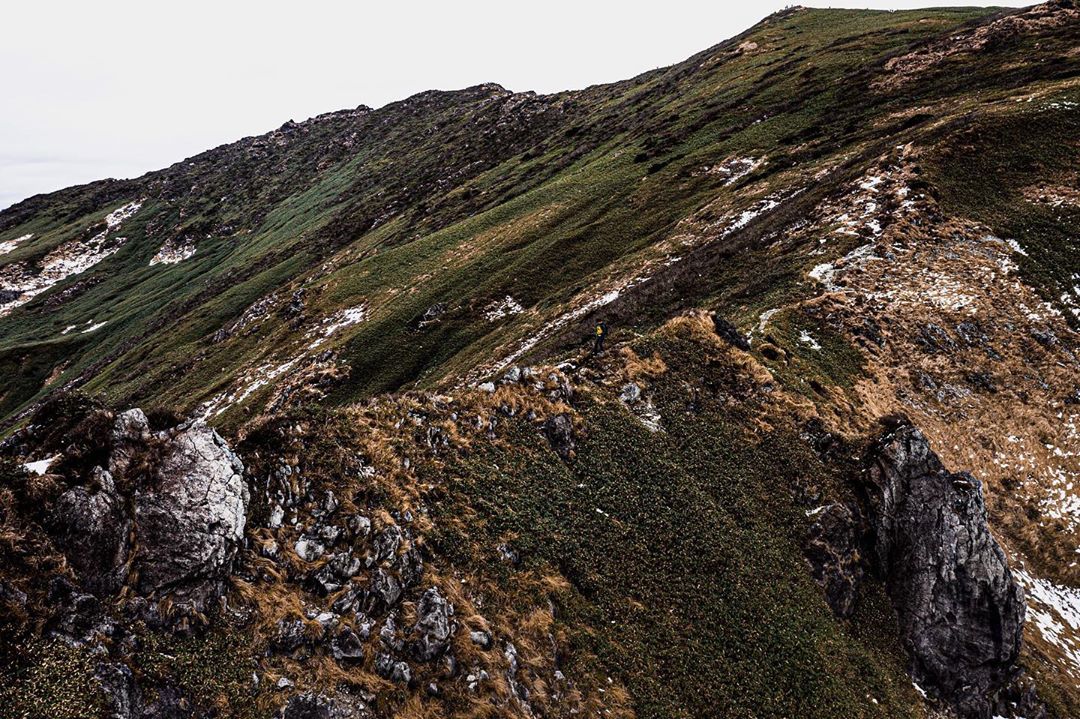 田村幸士さんのインスタグラム写真 - (田村幸士Instagram)「. traverse⛰ 谷川岳はここ最近クライミングやアルパインクライミングばかりだったので、新しい靴の慣らしも兼ねて今回は天神尾根ルートでのんびり登山。 雪も紅葉も楽しめて良いタイミングでした👍 . . . .  #谷川岳 #登山 #登山靴 #縦走 #雪山登山 #雪山 #山の写真 #山岳写真 #山が好き #みなかみ町 #みなかみ #富士フイルム #日本の絶景 #大自然 #一ノ倉岳 #群馬県 #peakperformance #haglofs #lasportiva #lasportivagram #salomon #dbtravel #douchebags #mountainphotography #mountaingram #mountainlover #mountainaddict #mountainporn #lifeofadventure #nature_focus_on」11月9日 11時17分 - kojimg