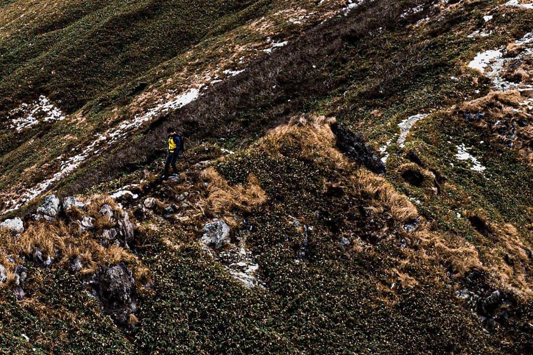 田村幸士さんのインスタグラム写真 - (田村幸士Instagram)「. traverse⛰ 谷川岳はここ最近クライミングやアルパインクライミングばかりだったので、新しい靴の慣らしも兼ねて今回は天神尾根ルートでのんびり登山。 雪も紅葉も楽しめて良いタイミングでした👍 . . . .  #谷川岳 #登山 #登山靴 #縦走 #雪山登山 #雪山 #山の写真 #山岳写真 #山が好き #みなかみ町 #みなかみ #富士フイルム #日本の絶景 #大自然 #一ノ倉岳 #群馬県 #peakperformance #haglofs #lasportiva #lasportivagram #salomon #dbtravel #douchebags #mountainphotography #mountaingram #mountainlover #mountainaddict #mountainporn #lifeofadventure #nature_focus_on」11月9日 11時17分 - kojimg