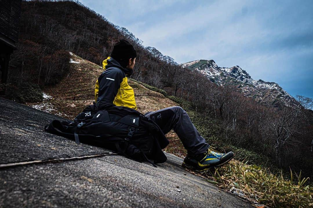 田村幸士さんのインスタグラム写真 - (田村幸士Instagram)「. traverse⛰ 谷川岳はここ最近クライミングやアルパインクライミングばかりだったので、新しい靴の慣らしも兼ねて今回は天神尾根ルートでのんびり登山。 雪も紅葉も楽しめて良いタイミングでした👍 . . . .  #谷川岳 #登山 #登山靴 #縦走 #雪山登山 #雪山 #山の写真 #山岳写真 #山が好き #みなかみ町 #みなかみ #富士フイルム #日本の絶景 #大自然 #一ノ倉岳 #群馬県 #peakperformance #haglofs #lasportiva #lasportivagram #salomon #dbtravel #douchebags #mountainphotography #mountaingram #mountainlover #mountainaddict #mountainporn #lifeofadventure #nature_focus_on」11月9日 11時17分 - kojimg