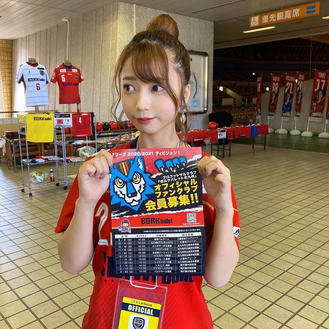 YUMIさんのインスタグラム写真 - (YUMIInstagram)「. 昨日、バレ姫として（ @barehime ） ボルクバレット北九州の応援に行ってきたよ〜✨🙋🏻‍♀️ 👉（ @borkbullet ） リールみてくれた方ありがとう🥰  初めて会場でフットサルを観戦しました🔥 スピード感のあるプレイ、試合展開に 終始ワクワクしっぱなし！！！！  そして！後半残り"1秒"でのゴール！⚽️😭 思わず椅子から立ち上がり大興奮👏🥺  残念ながら、1点及ばず勝利とはなりませんでしたが 完全にフットサルに魅力されました☺️💕  スポーツってやっぱり最高！  次節は、アウェイでの試合✨ Abema TVで配信があるので みんなで応援しようー📣🔥  ホーム戦は11/28（土） VS名古屋オーシャンズ 15:00 KICK OFF ‼️  ボルクバレット北九州 オフィシャルファンクラブ会員も募集中💪  福岡のスポーツチーム、どこも盛り上がってます🔥  アビスパの応援も早く行きたいな〜📣  マネージャーさんが一生懸命立ち上がってるときの 写真を撮ってくれていたのであげておくね。笑  #ボルクバレット北九州#フットサル#北九州#福岡 #スポーツ#ユニフォーム女子#fリーグ#フットサル女子  #バレ姫#スポータス#アビスパ福岡#fリーグ1部」11月9日 11時22分 - arpkyumi