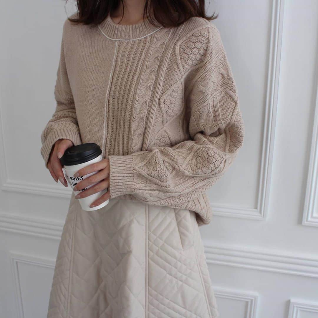 Mode Robeさんのインスタグラム写真 - (Mode RobeInstagram)「* * new item...✔︎ * パイピングランダムケーブルニット 【mr5213】 gray,beige,ivory * * センターのパイピングとアシンメトリーなデザインが特徴的なランダムケーブルニット * *  cafe accountはこちら⬇︎ @mode_robe_cafe #MODEROBE #MODEROBE堀江店」11月9日 11時23分 - mode_robe_official