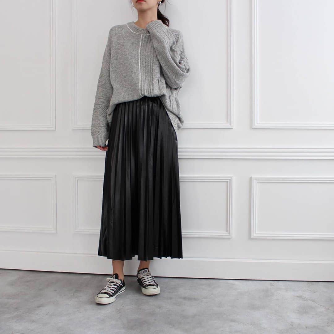 Mode Robeさんのインスタグラム写真 - (Mode RobeInstagram)「* * new item...✔︎ * パイピングランダムケーブルニット 【mr5213】 gray,beige,ivory * * センターのパイピングとアシンメトリーなデザインが特徴的なランダムケーブルニット * *  cafe accountはこちら⬇︎ @mode_robe_cafe #MODEROBE #MODEROBE堀江店」11月9日 11時23分 - mode_robe_official