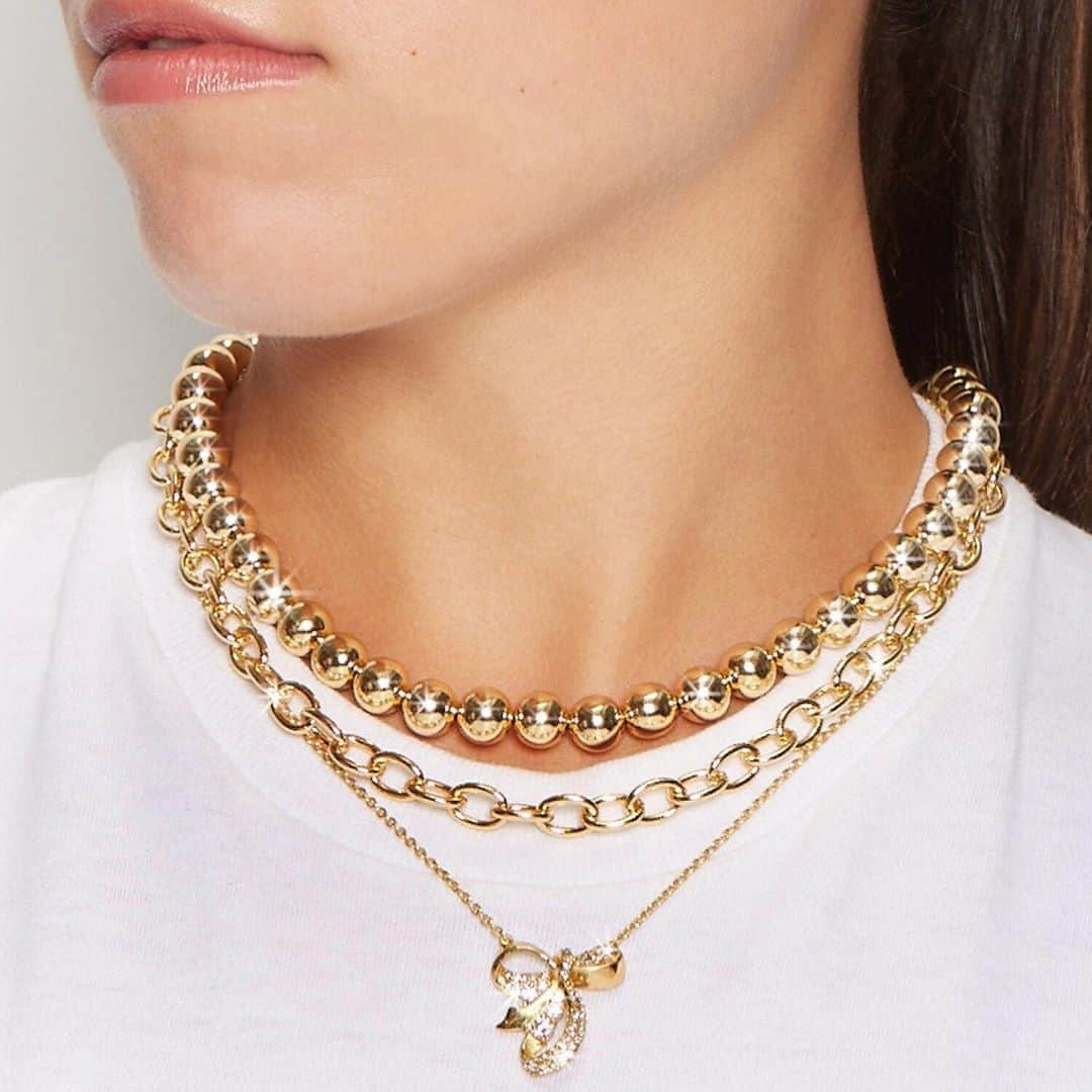 のインスタグラム：「Spice up your Fall wardrobe with our goldtone jewelry collection. #vincecamuto」