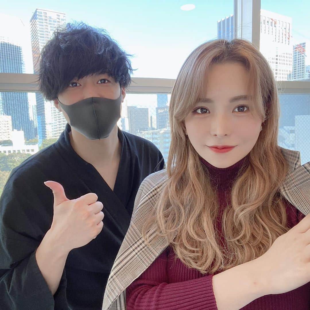 美容整体師川島さん。のインスタグラム：「身体と顔のメンテナンスで🦴 微々ちゃん👨‍⚕️  @okamebibichan  . 最近は、1周回って 脳の調整を毎回やってます🧠笑 . #整体Filament #微々ちゃん  #整体 #美容 #小顔矯正 #骨盤矯正」