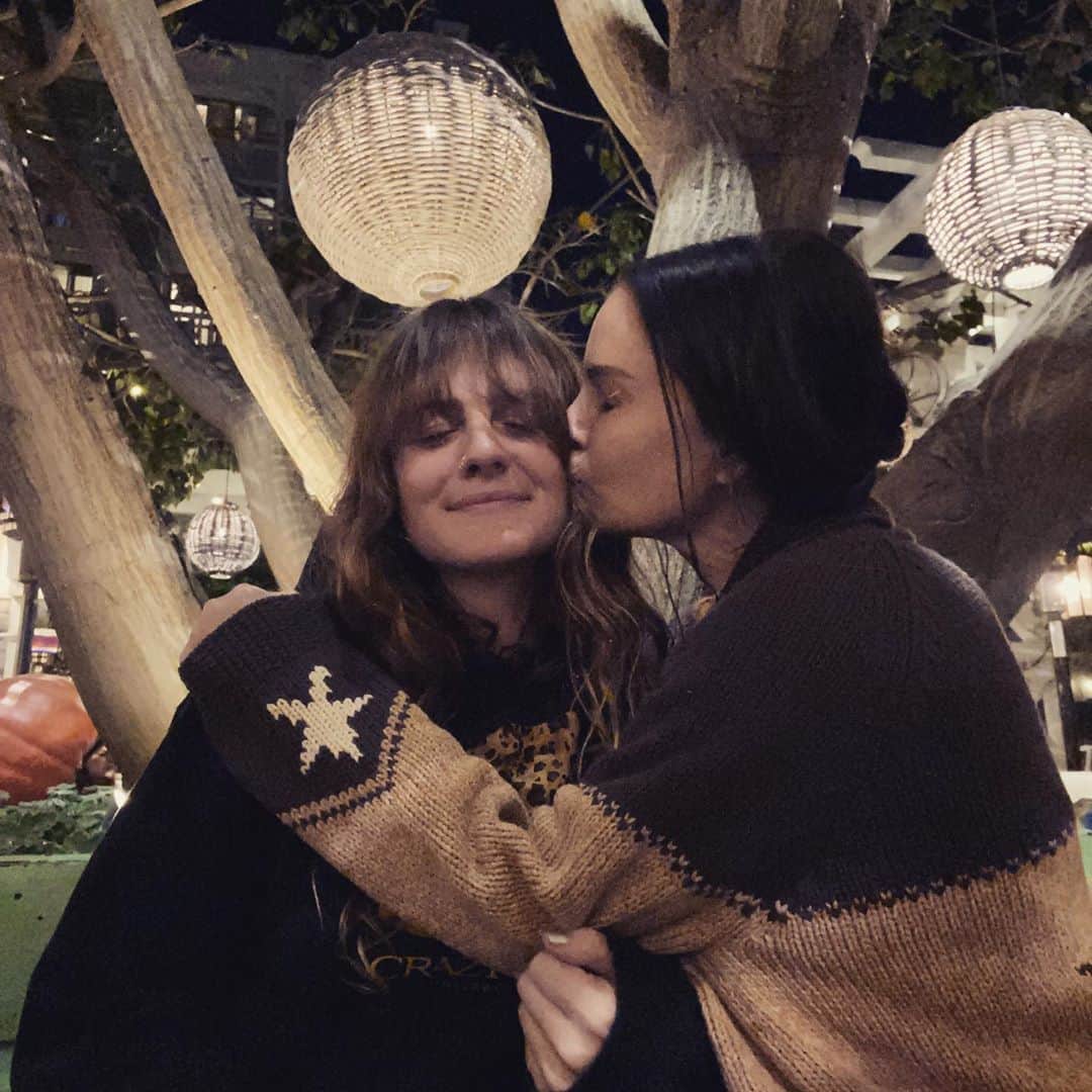 ガブリエル・アンウォーのインスタグラム：「Surprise!! O’Happy Day! 🎈@willowxylia Chilly fall #27 @hugocverea @paisleyverea @grampawoosah @shareefmalnik」