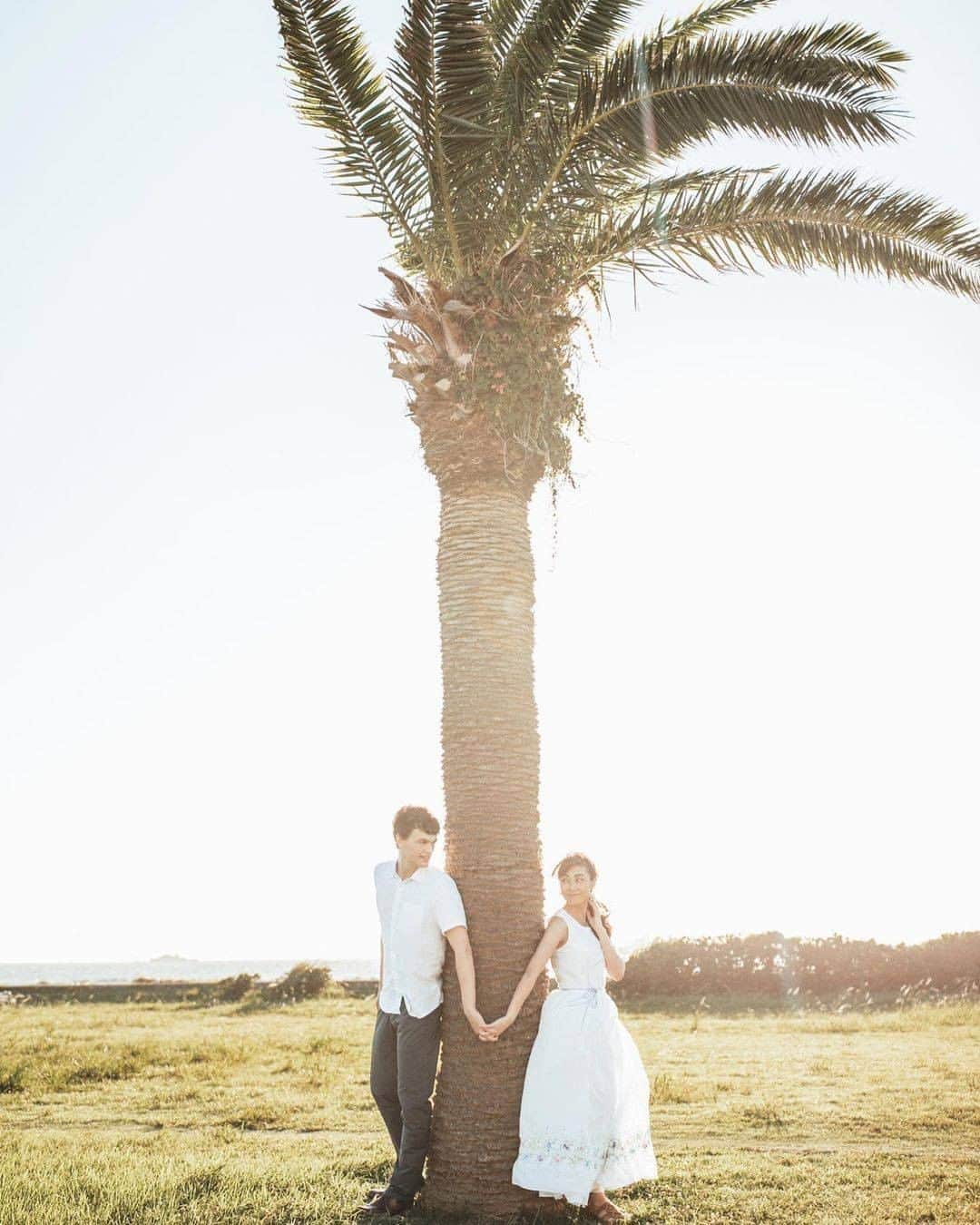 ゼクシィさんのインスタグラム写真 - (ゼクシィInstagram)「【漂う空気感が素敵！とっておき婚約フォトSNAP💍】 . 今回は、#ゼクシィ2020 のハッシュタグをつけて 投稿頂いた中から、雰囲気のある自然体が素敵な 婚約フォトを撮影した先輩実例をご紹介します📷⭐️ . 1枚目：ファンタジーの世界に入ったような雰囲気 2枚目：目線を外して微笑むだけでナチュラルな仕上がりに 3枚目：まるでハワイでも国内。ロケーション選びに成功！ 4枚目：海での撮影は、リクエストしたLOVEのポーズで 5枚目：夕暮れ時に姿を現した富士山！かなりラッキー 6枚目：知らない間に撮られていたからこそのナチュラル感 . @maria.official.2018 さま . . +♥+:;;;:+♥+:;;;:+♥+:;;;:+♥+:;;;:+♥+:;;;:+♥ . プロポーズから結婚式まで素敵なお写真募集中！ . ゼクシィ公式アカウントでお写真を紹介してみませんか？ 【#ゼクシィ2020】 を付けて投稿してください📮💕 . +♥+:;;;:+♥+:;;;:+♥+:;;;:+♥+:;;;:+♥+:;;;:+♥ . ▼公式アプリもCHECKしてね ゼクシィアプリはURLから👰💐 @zexyrecruit . . #前撮り#婚約フォト#ロケフォト#ロケーション撮影#エンゲージメントフォト _ #ロケーションフォト#ビーチフォト #ビーチ撮影#フォトツアー#フォトツアー#結婚順位#結婚準備中#結婚式準備#挙式 _ #披露宴#ウェディングフォト#婚約#結婚式#花嫁#ウェディング#全国のプレ花嫁さんと繋がりたい#日本中のプレ花嫁さんと繋がりたい#婚約指輪探し#婚約指輪選び _ #プレ花嫁#ゼクシィ#ちーむゼクシィ#幸せが動きだしたらゼクシィ」11月9日 12時00分 - zexyrecruit