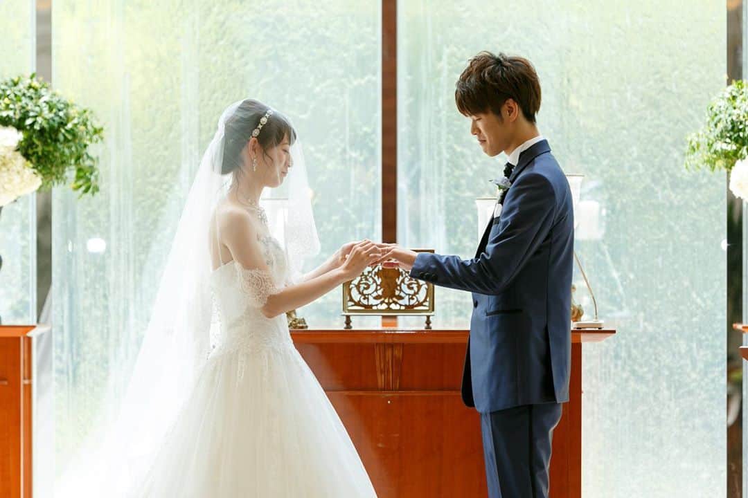 富山結婚式 ヴィラグランディス富山のインスタグラム：「, , , #指輪交換  とても仲睦まじいシーン💍 , 光と水と緑に包まれながら穏やかで美しい空間で結婚式を💫🍃  , , , , , , , #ヴィラグランディス富山 他の写真も気になる方はプロフィールから 公式HPをご覧下さい▶︎▶︎▶︎」