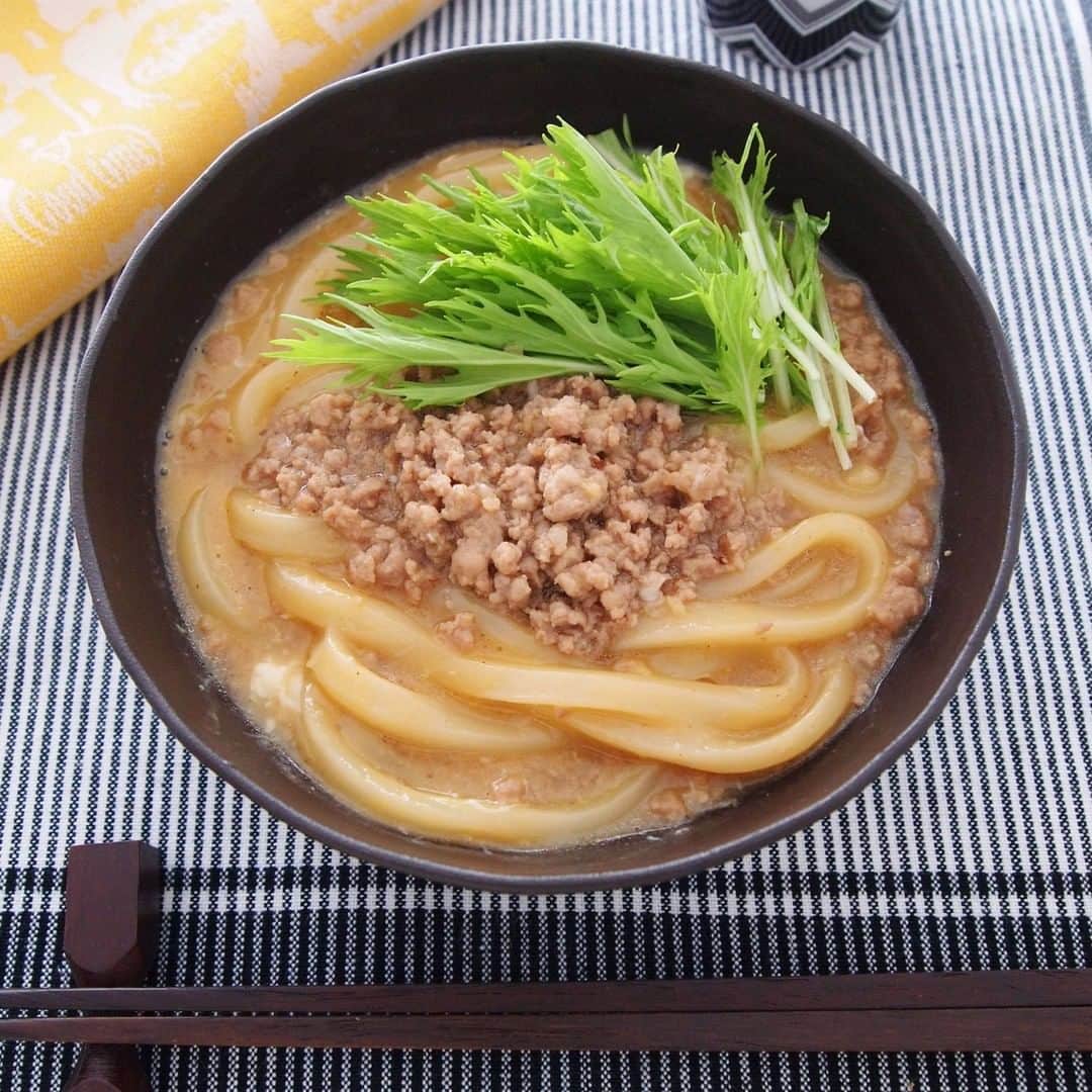 のインスタグラム：「【そぼろ釜玉煮うどん】 . ひき肉の旨みと、とろとろの卵がたまらない釜玉煮うどん。 煮込んでもコシが強い「丹念仕込み 本場さぬきうどん」がおすすめです。 . ▼材料（1人分） ❁冷凍「丹念仕込み 本場さぬきうどん」：1玉 ❁豚ひき肉：75～100g ❁卵：１個 ❁水菜：適量（15～20g） ［A］ ❁しょうが（みじん切り）：1/2かけ（5g） ❁サラダ油：小さじ１ ❁焼肉のたれ：約大さじ1.5 ［B］ ❁鶏がらスープの素：小さじ1/2 ❁水：100cc . ▼作り方 ①鍋に豚ひき肉を入れ、［A］を混ぜ合わせる。 火をつけ、中火で肉の色が変わるまで炒める . ②［B］を加えてひと煮立ちさせ、凍ったままのうどんを入れる . ③ 再沸騰し、うどんがほぐれたら強火で１～２分煮込み、軽く煮詰める . ④ 火を止めて溶き卵を加え混ぜ、水菜をのせて盛り付ける . #うどん #udon #冷凍うどん #さぬきうどん #うどん部 #うどん好き #レシピ #おうちごはん #おうちランチ #お昼ごはん #簡単レシピ #時短料理 #簡単ごはん #釜玉風 #焼肉のたれ #家庭料理 #アレンジレシピ #デリスタグラム #foodstagram #今日のごはん #TableMark #テーブルマーク」