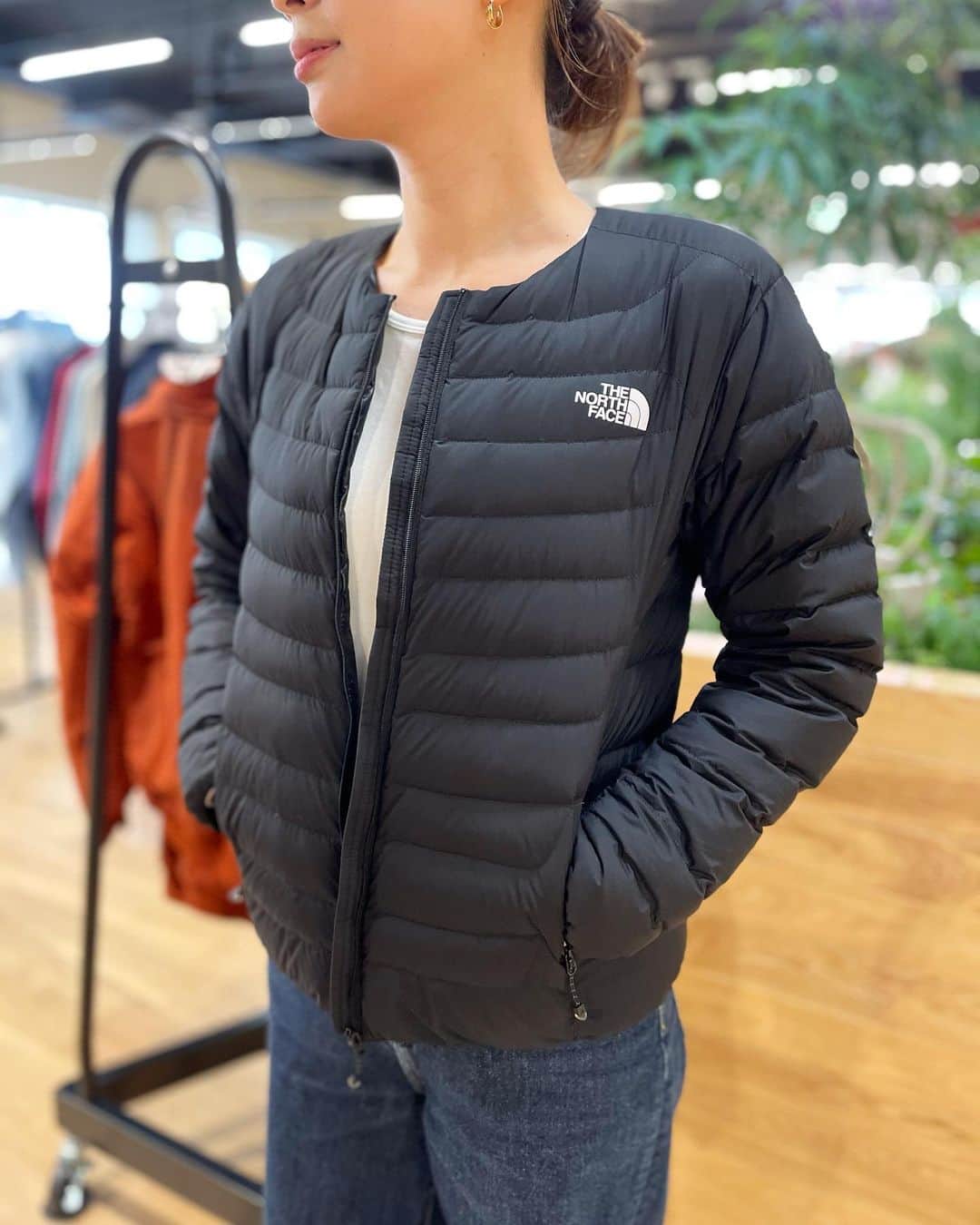 のインスタグラム：「【THE NORTH FACE サンダーラウンドネック♫】 ＊  使い勝手と着心地が良い サンダーラウンドネックが入荷してます。  さらりと着用出来ておすすめです。  ダウンと化繊わたの軽量ハイブリッドダウンのジャケット。  重ね着をしたときに首周りがすっきり見えるラウンドネックでコーディネートしやすい一着です！  濡れても暖かさを保ちます🙌  生地にはソフトな肌触りで非常に軽く、強度も兼ね備えるパーテックス®カンタムを使用。  耐久撥水加工を施し、急な天候変化にも対応します。  本体をポケットに収納できるポケッタブル仕様でお出かけにも便利🙌  下山後にカジュアルな着こなしも楽しめる1着です。 ＊  ■ブランド名：THE NORTH FACE ■商品名：サンダーラウンドネックジャケット【ウィメンズ】 ■商品型番：NYW32013 ■カラー：ニュートープ.ブラック ■サイズ：M,L ■素材： ・表地／PERTEX® Quantum（ナイロン100％） ・中わた／HYBRID CLEANDOWN® 光電子® PRO（ダウン54％、ポリエステル40％、フェザー6％） ・裏地／PERTEX® Quantum（ナイロン100％） ■重量：225g（Mサイズ） ＊  SUNDAY MOUNTAIN ■THE GATE by SUNDAY MOUNTAIN  TEL 0776-97-8848 * 営業時間：11:00~19:00(水曜定休） ＝＝＝＝ * * #THEGATEbySUNDAYMOUNTAIN #sundaymountain #サンデーマウンテン #アウトドア #アウトドアショップ #アウトドアファッション #キャンプ #キャンプギア #ハイキング #福井  #パタゴニア　 #ノースフェイス #Xmas #ギフト #クリスマスプレゼント #アウトドア好き」