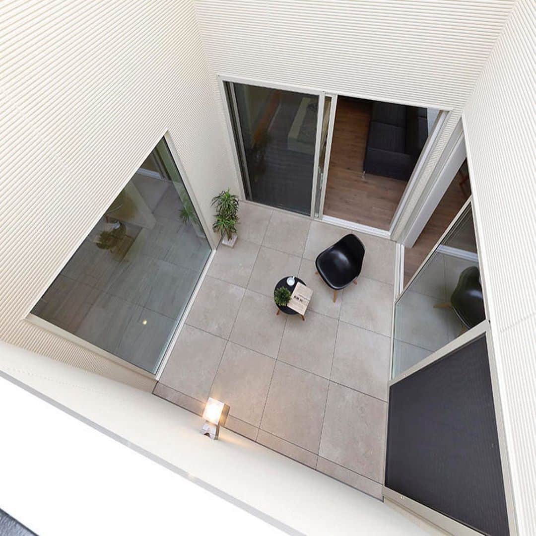 納得住宅工房さんのインスタグラム写真 - (納得住宅工房Instagram)「インナーパティオを囲う様に配置された間取りで、どこにいても、明るく開放的なお家。  対照的な「篭れる書斎」は職人技の光る、和の空間。  【インナーパティオから光が注ぐ、遊び心いっぱいの白い家】  HPデザインギャラリーにてご覧になれます☆ @nattoku_jutaku_kobo   #納得住宅工房 #自然素材の家 #静岡の家づくり #地域工務店 #インナーパティオ #中庭のある家 #吹抜けリビング #開放的な空間 #明るいお家 #こもり部屋 #書斎 #ガラス張り #上質な素材 #心地よい暮らし」11月9日 12時06分 - nattoku_jutaku