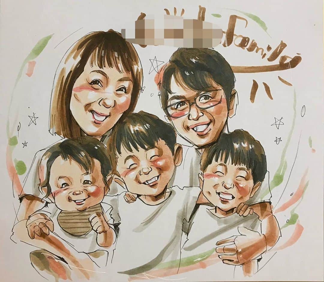 似顔絵★𝗚𝗢𝗥𝗜𝗞𝗜𝗡𝗚のインスタグラム：「. . 先日の一枚目❤️ . . #gorikingの小洒落てみたシリーズ で、 ご家族みなさんをッ💕 . .  男の子三人兄弟ちゃん達が元気いっぱいで可愛いぃーーーー💕✨  色味にも暖かさを入れ込みました🔥🔥✨ . . .  素敵なご依頼ありがとうございました🙇‍♀️❤️❤️  ❌❌現在は、予約受付終了してます❌❌ 。 . . .  2020年度ご予約のお客✨ 現在110番までの方へ案内中です🌟✨💕 DMの確認いただきgmailへ返信宜しくお願い致します🙇‍♀️🌟✨✨ . . . .  次回の予約応募は、2020年のご予約分を書き終える予定の 来年春から夏頃の、、、予定です。 ※あくまでも予定なので前後します🙇‍♀️ . . . .  オーダー再開の際には 人数制限あるため必ず予約ができるわけではございません。 そのことも踏まえた上で 次回ご検討いただけると嬉しいです(^^) . . また、結婚式の使用を考えてくださる方も多いです✨  前々からお伝えしていますが、 基本的に予約順に対応しているため、 近々の納期を希望される方は、 対応できないこともあるので、 あらかじめご了承ください💦 . . . . . ※今回予約が取れた方へ※ . .  写真がまだ用意できてない、入金が遅れそうなど、状況により、順番が前後することもございます‼️ あらかじめご了承ください。 。 . . . また、芸能人、キャラクターのオーダー、パロディ風オーダーはお断りしています。  芸能人については、ご本人様に直接プレゼントなどはOKです。 . . . . . . 💰料金表は過去投稿記事みてね❤💰 . . . . . ➡️ハッシュタグ⇨ goriking117料金表2019⬅️ . . ✨✨✨✨✨✨✨✨✨✨✨✨✨✨✨✨ @by.goriking のアカウントでは、 過去書かせて頂いたお客様方からの、 似顔絵のその後のお写真をいただき、 投稿しております^ - ^❤️❤️ 玄関に飾ってある似顔絵、 渡した瞬間のお写真、 ご本人とのお写真などなど💕 いろんな場面でのお写真お待ちしております^ - ^✨⭐️ . . . .  #似顔絵#pencildrawing#drawing#pencil#illust#painting#art#artwork#絵描きさんと繋がりたい#似顔絵師#gorikingの似顔絵屋さん#仲良し家族#子供のいる暮らし#お洒落#可愛い#男の子#元気#三人兄弟#brothers#boy#kids#kids_japan#comicart#anime#animeart#comicartist#animejapan」