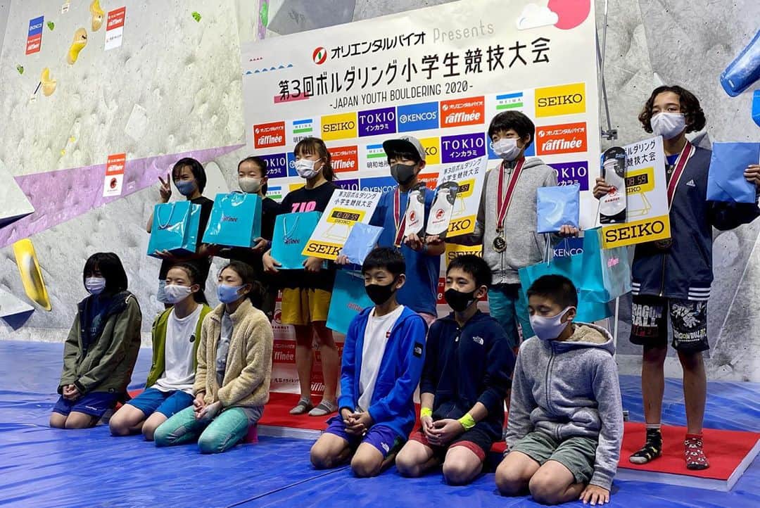のインスタグラム：「オリエンタルバイオ Presents 第3回ボルダリング小学生競技大会🌟Day2🌈 小学3,4年生2日目＆小学5,6年生男女決勝！！ 今年も第1回目から引き続きチーフセッター＆MC＆運営で関わらせていただきました。 今年も熱い選手の気持ちとエネルギー溢れる登りに手に汗を握り、感動する内容で幕を閉じる事ができました。大会関係者、保護者の皆様、選手の子供たち✨2日間大変お疲れ様でした。 今年の選手も厳しい課題内容でも自分の力を出し切りましたね🔥小さな身体でカッコ良かったですよ！ 今回はライブ配信はありませんでしたが、映像は後日編集されたものが公開予定ですのでお楽しみに💫 今年はコロナ渦で夏予定の大会が延期になり、そんな中で決定した今大会。開催は参加人数を縮小したり密集を防ぐために昨年までとは違った方式での競技大会。 予選はオンサイトベルトコンベア方式！また違った緊張感の中で課題と向き合う小さな体の子供たちの背中は大きく見えました🌟  メインスポンサーである、オリエンタルバイオはじめ、スポンサー各社様、多くの関係者の力が1つになり、おかげさまで素晴らしい大会になったと思います。ありがとうございました。  今年卒業の選手たちもお疲れ様でした。また来年からも次のステージでの活躍を期待しています👍強烈な記憶に残る登り💥ありがとう！みんなが大人になった頃でも、鮮明に思い出せるだろうなぁ😊 みんなの心の中にも仲間たちとのこの2日間での時間が、大人になっても忘れられないような思い出になってくれていたら嬉しい！これからも自分の登りの深みを探求して、より楽しんでいってもらえたらと思います！！  大会後にはセッターチームで1人2,3課題追加しました。 短期間ですが、今回の決勝と3,4年生の予選2日目の課題と合わせて登ってもらえたらと思います。 予選3,4年3課題、決勝男子3課目、決勝女子最終課題＆追加の1級2本と2段あります。 期間限定楽しんでください🍁 @katsushika_climbing  @raffinee_orientalbio @mammut_japan @tokioinkarami_report @seikowatchjapan @kencos_official  @asakusa_climbing  #オリエンタルバイオ #ラフィーネ #tokioインカラミ #seiko #明和地所 #浅草クライミング #スポーツくじ #スポーツくじtoto #あきらめるな #仲間との思い出 #力に変えよう #記憶に残る大会 #卒業 #これからも楽しんで #第3回ボルダリング小学生競技大会」
