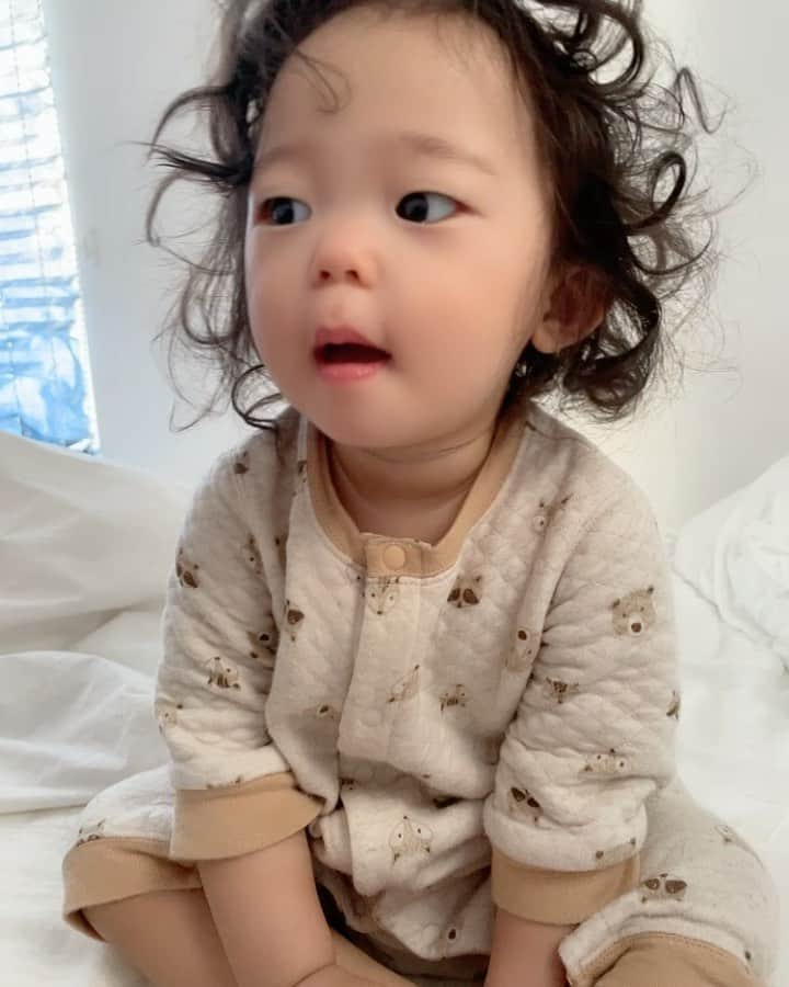 本田しおりのインスタグラム：「今朝の寝起き家族  #髪の毛どした #最初の作り笑いブスなんやけどなぁ #でも大好きw #拍手を求めがち👏 #マパってなん #たまにパーマてゆー #わし寝起き声枯れとるやん」