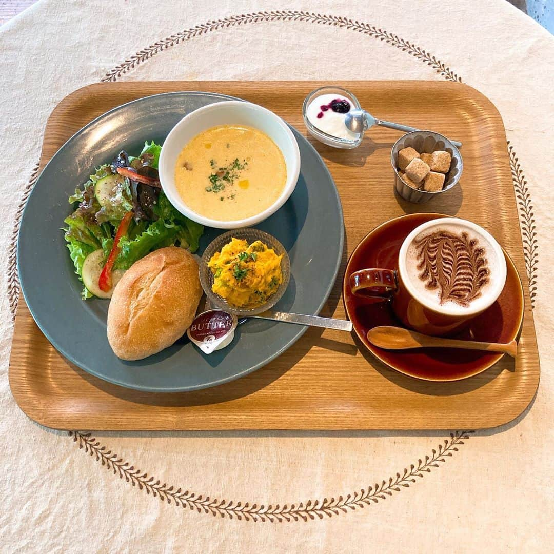 内田絢子のインスタグラム：「モーニング・コレクション！阿波座にあるdining cafe marthaのモーニングセット！  緑に覆われたカフェの中には、ギターやピアノ、音楽エッセイ本、CDなどが並び、丁寧に手入れされたアンティーク家具が居心地の良い空間を作り、スピーカーからは、ジャズや70's、80'sなどが流れています。時間を忘れ、ゆっくりとくつろげる、都会の中のオアシスのようなカフェ。  モーニングは日曜・祝日限定！ワンプレートに盛り付けられたクリームスープ、カボチャサラダ、天然酵母のパン、サラダ、さらに、ドリンク、ひとくちデザートのヨーグルトのセット！ドリンクはこの季節にオススメの優しい甘さのホットショコラをセレクト♡  #diningcafemartha #モーニングセット  #fm802 #brightmorning #モニコレ #モーニングコレクション #金曜朝7時半からコーナーお届けしてます」