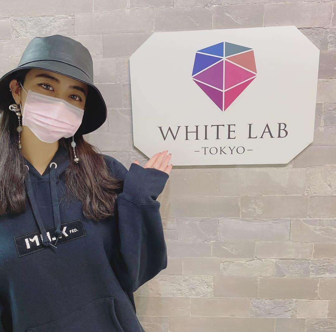 ホワイトニング専門クリニック ホワイトラボ東京 渋谷のインスタグラム：「* #歯のホワイトニング @whitelabtokyo  * 更新が大変久しぶりになってしまいました💦 先日　@miyaaa0825 ちゃんが久しぶりに来てくれました🎤 * * 今年はコロナもあったので1年があっと言う間に感じます。 新しいことや旅行など何もできなかったかも。 * * ただ、マスクをしているうちに歯を綺麗にしたい✨ と言う方が今年は非常に多かったです😃 #ホワイトニング #矯正 両方とも会員の方にはリーズナブルに 受けていただけるプランがございます！ 是非ご相談下さい👩🏻‍⚕️ * #オフィスホワイトニング #マウスピース矯正 #年内に始める矯正　#夏焼雅 #夏焼雅推し #pinkcres #アーティスト #白い歯 #歯茎をピンクにしたい #ブライダルホワイトニング #ブライダルホワイトニングならホワイトラボ東京 #ブライダル #wedding #プレ花嫁 #就活 #面接対策 #笑顔が一番 #歯並び #カウンセリング無料」