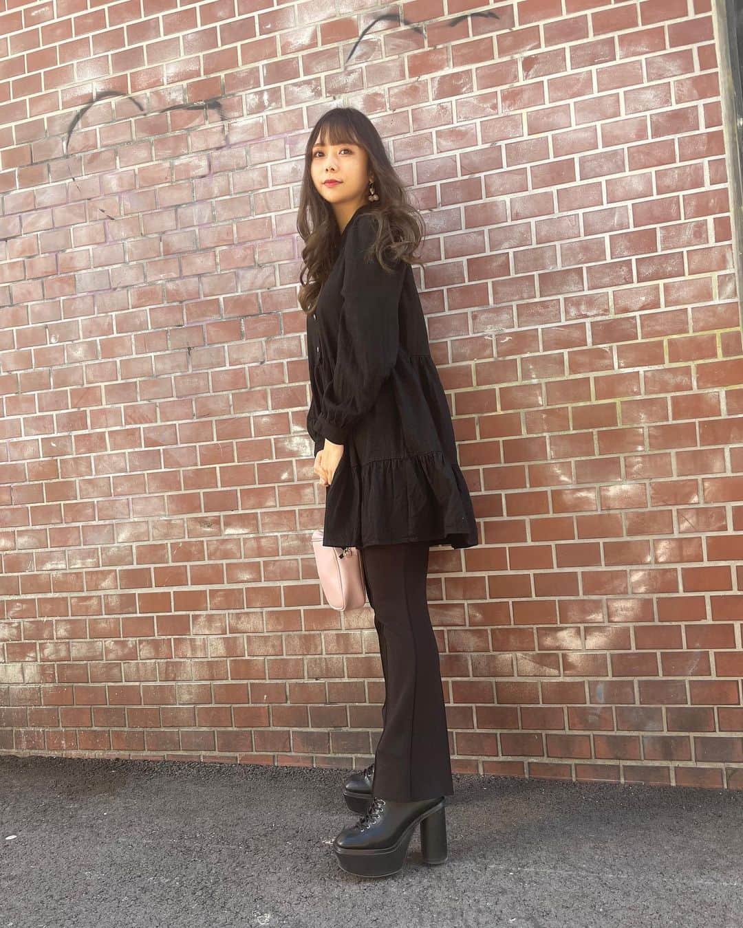 西村季里子のインスタグラム：「・  🖤🖤🖤🖤🖤🖤🖤🖤  秋冬服が暗服しかなくて、 さらに今年も暗服ばっかり 買ってしまう🦨🖤🐃🖤  さらにパンツスタイルが 最近は多め……☝🏻  周りに驚かれる🙂🙂🙂  #code#ootd#ootdfashion  #fashion#fashionstyle #black#blackcode#pants #ZARA#snidel#envym  #follow#followｍe」