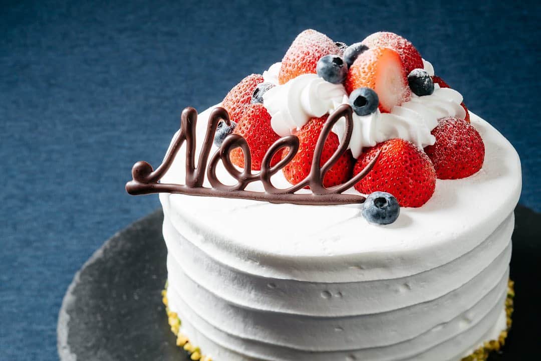 のインスタグラム：「【クリスマスケーキのご紹介】⁣ 糖度が高く豊潤な「あまおう」をたっぷりと使用したこだわりの『ロイヤルショートケーキ』。しっとりとしたスポンジと、きめ細やかで上品な味わいのクリームがいちごの甘みを引き立てます。⁣ ⁣ ⁣ [Christmas Cake Introduction]⁣ The "Royal Shortcake" features extra-sweet and plump "Amao" strawberries. Enjoy the moist and tender sponge topped with finely whipped cream, bringing out the best of the sweet strawberries.⁣ ⁣   #新横浜プリンスホテル#プリンスホテル#新横浜#横浜#ホテル#みなとみらい#クリスマスケーキ #クリスマス#ケーキ#スイーツ#ホテルスイーツ#いちご#あまおう#ケーキ#ショートケーキ #クリスマス2020 #クリスマスケーキ予約 #ホテルスイーツ #クリスマスパーティ #イチゴケーキ #プチ贅沢 ⁣ #shinyokohamaprincehotel#princehotel#shinyokohama#yokohama#hotel #christmascake #christmas#xmas#cake#cakes #strawberry」