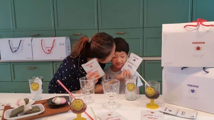 ユ・ハナのインスタグラム：「아침 든든히 먹고 하루를 슈퍼푸드로 시작해요☀️ 진짜 오랜만에 찾아온 석류착즙과, 처음으로 선보이는 블루베리착즙까지 !!   ⬇️석류는⬇️  ✔갱년기예방 (천연에스트로겐이 풍부,폐경지연,갱년기증상개선에 도움) ✔피부미용 (엘라그산 성분 풍부,히알루론산 합성을 5배나 증가시킴_두피에도 혈액공급_탈모예방) ✔다이어트 (저열량,저지방과일.100g당 67Kcal,식이섬유풍부_변비예방) ✔심장질환예방 (석류의 중요성분_푸크닌산➡️심장병예방에 효과,혈액순환도움,콜레스테롤 축적방지,혈관청소,성인병예방) ✔유방암예방 (유방암세포번식억제) ✔자궁내막건강 (자궁내막을 튼튼히하여  임신가능성높이고 유산의위험도 줄여줌,생리불순에도 탁월)  ⬇️블루베리는⬇️ ✔질병 및 해충에 강해 농약 사용하지 않고도 재배가능한 과일 ✔눈의피로완화 ✔시력저하방지 ✔식이섬유다량포함-변비예방및정장효과 ✔고지혈증,당뇨병등의 생활습관개선 ✔비타민E 의 항산화효과 ✔안토시아닌-노화방지 ✔인지기능감퇴완화에 도움 -치매예방  뉴얼리 착즙의 인기는👍 여러분이 드시는 쥬스에는 진짜과일이 얼마나 들어가 있으세요? 혹시 농축액100%를 과일 100%라고 착각하고 드시진않으세요? 딸이있다면 20대부터 꼭 챙겨주고픈 석류! 엄마에게 1번으로 선물하고픈 석류😍🤨 아이들부터 어른들까지 너무 좋아하는 슈퍼푸드 블루베리까지 ♡ . 농축액 아니에요!  원물 그대로 영양소파괴를 최소화시키는 저온착즙방식으로 영양소도 지키고 풍미는 더 업 시키는 NFC방식이랍니다.  오늘부터 3일간, 프롬하나닷컴💛  @fromhana111」