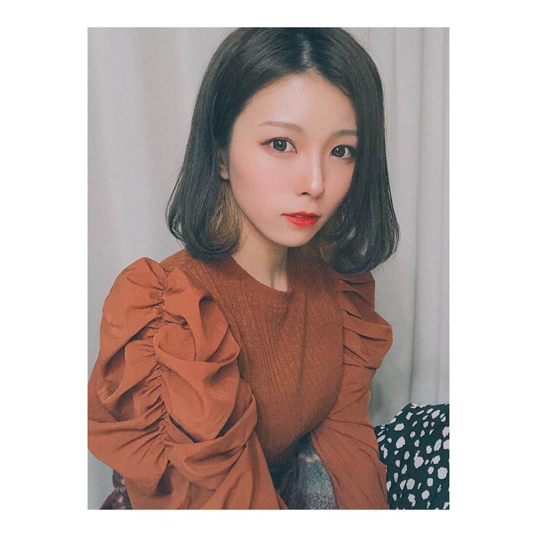 森脇加奈子のインスタグラム：「🍫  お気に入りトップス！ 肩がかわいい！  茶色も秋冬っぽくて良いです かわいいのにお値段が財布に優しすぎるのもGRL好きな理由かもしれない  #きゃなこーで (というかお気に入り紹介) #GRL  #マフラー腹巻きスタイル」