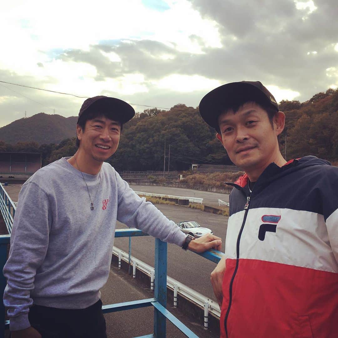 のインスタグラム：「テンダラーの浜本さんと中山サーキットの走行会に行って来ました！ランサーエボリューション3の助手席に乗らせていただきました。未知の領域過ぎて首やりました。  #テンダラー浜本 さん #ae86 #ハコスカ #ケンメリ #スカイライン #skyline #シビック #civic #ランサーエボリューション3 #lancerevolution #180sx #フェアレディZ #fairlady #fd3s #jdm #中山サーキット #ハチロク #トヨタ86 #toyota86 #nissan #mitsubishimotors #toyota #honda」