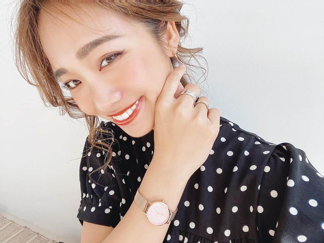 のインスタグラム：「最近の美容情報 まとめました♡✏️ #まりなはんの美活紹介コーナー * * 1️⃣歯科医院のホワイトニング ◎3回コースの2回目終了 ◎本来の歯の色より白く出来る ◎広くてお洒落すぎる医院 ◎リングライトと可愛い壁がある=自撮りが盛れる ◎ぷるっぷるになるルシャスリップ取扱店 ◎話題のビタミンCサプリ取扱あり ◎院長先生が美人 * * 2️⃣フェイスラインのリフトアップはここ！ 注射じゃない🙅‍♀️ 脂肪溶解液導入 ▶︎ @__luna001  ◎予約が1ヶ月待ちの人気サロン ◎メンズのお客様も多い(ヒゲ脱毛とか) ◎スタッフさんみんな可愛い ◎5mlで¥9800は破格 ◎実はボディにもいける ◎オプション¥500でつけられる美容液導入は絶対やって ◎施術中にかけてくれる毛布の肌触りがよすぎる ◎お化粧直しコーナーが可愛い * * 3️⃣愛用スキンケア ほとんど ▶︎ @lagom_tokyo ◎特に朝用洗顔がお気に入り ◎新商品のシカクリームはニキビ跡にも効くらしいからお試し中 ◎化粧水は少量でかなり潤う * * 4️⃣治療とセラミックで通ってる歯医者さんは 貝塚にある山口歯科🦌 ▶︎ @yamaguchishika 痛くない・早い・清潔 * * 5️⃣よく笑うようにしよう😁💗 #笑う門には福来る #まりなはんスマイル」