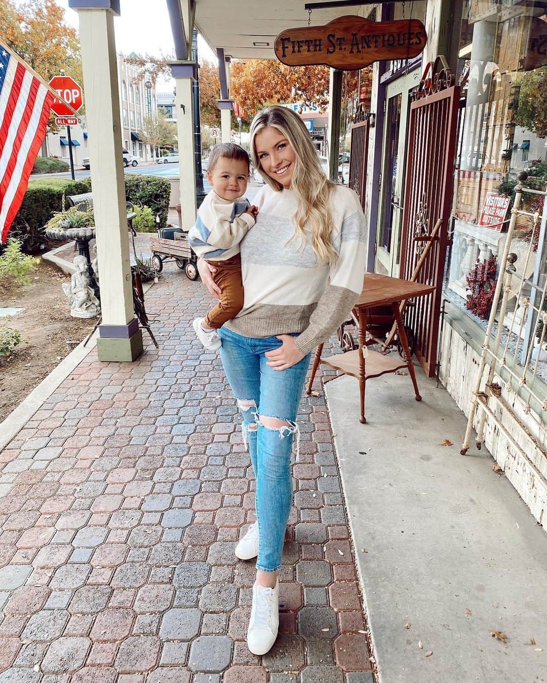 carlyのインスタグラム：「Out to breakfast, antique shopping, thunderstorms, and came home to the prettiest sky 🙌🏼 that’s what a fall Sunday is all about 💛」
