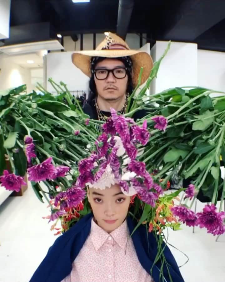 今泉亮爾のインスタグラム：「#shootingfor#ove#nature#issue creating look with real plant doing my way.  今回のテーマネイチャーなので生花自分流に‼️εε=ε=ε=ε=┌(;￣◇￣)┘ 🌸🌱🌺🌷🌸💐🌱🌷🌺🌸💐🌱🌺🌸🌱 #hair @ryojiimaizumi #make @ chifumi  #style @kosei  #photo @photographer_atsushi_yagi  #model @elena_1195_」