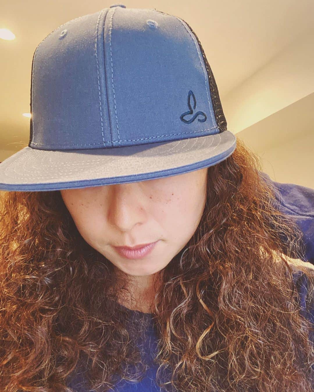 のインスタグラム：「天パーにとって帽子は🧢とっても  とってもありがたい😩❤️  爆破させたままお出かけできて  なんならちょっと活かせてる風🤏ww  @prana_jp の オーガニックコットン使用キャップ🧢  作る過程で  人に地球に🌏優しい  お買い物できて嬉しい(*´꒳`*)  ツバがしっかりめで大きいのがポイント✨❤️  オールシーズン活躍しそうヽ(´▽｀)/  #帽子 #prana #pranajapan  #キャップ女子 #キャップ # #hat #cap #blue #天パガール  #天パ #天パー #天然パーマ ←主張多 #クルクル #いくりん て呼ばれてたな🤣 #あだな  いろいろ　#19 #いくるくる　#クルクルパー ⚓︎ #傷口に塩 🧂」