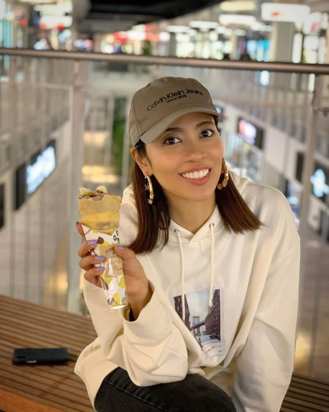 Meg（メグ）のインスタグラム：「休日スタイル🌈 . ふらっとアウトレット😊 「大人のクレープ」って 名前のラム酒入りの チョコバナナクレープ 食べました❤️ . ¥880円もしたからそりゃあ おいしいw😂 . . . #roccaandfriendscreperie  #cafe 休日 #アウトレット #ショッピング #買い物  #買い出し #からのアウトレット #ご近所 #スイーツ #クレープ #カフェ #筋トレ #チートディ #毎日かw」