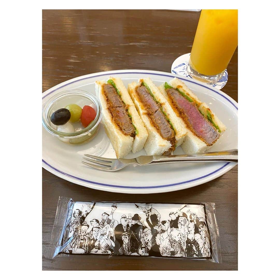 藤森香衣さんのインスタグラム写真 - (藤森香衣Instagram)「木村屋総本店 2F 「カフェ木村屋」  あんぱんで有名な、銀座木村屋。  3Fのレストランは行ったことがあるけど、 2Fは初めて。  このヒレカツサンド、超〜美味しかった！  当たり前だけど、パンが本当に美味しいし、 それに挟まれている 柔らかな肉。  もう1皿、食べられるぐらい、 美味しくて足りなかった😅  #ginza #sandwiches  #サンドイッチ #サンドウィッチ #ランチ #ヒレカツサンド #木村屋 #銀座 #銀座木村屋 #パン #美味しい #東京グルメ #オリジナルのお絞りも可愛いデザイン」11月9日 12時42分 - kaefujimori