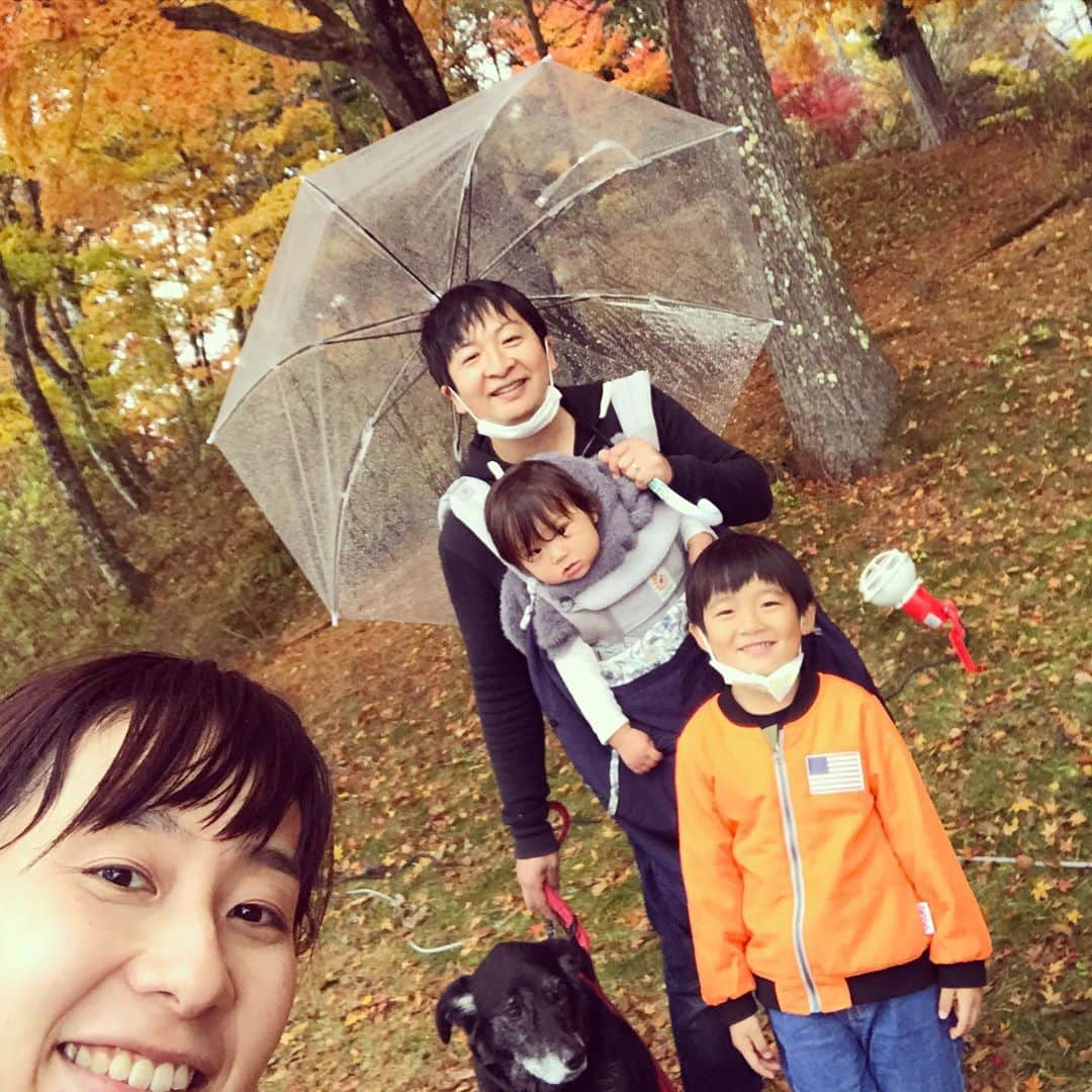 生尾佳子さんのインスタグラム写真 - (生尾佳子Instagram)「山中湖へ 1日目は小雨だったけど見事な紅葉でした。 レオンも一緒だよ〜 ロウリュウ付いたサウナで2年以上ぶりにととのえさせていただきました！ 育児疲れの体には最高ですな。 白目で外気浴している姿は載せられませんが… 2日目わかさぎ釣りで取ったワカサギくんを美味しく頂きました！ 釣りたて揚げたて最高。 富士山も最高でございました。 #次男あばれる君 #長男ひょうきん者  #安らぎは何処へ　#ととのった　#ロウリュウ」11月9日 12時44分 - yotikoikuo